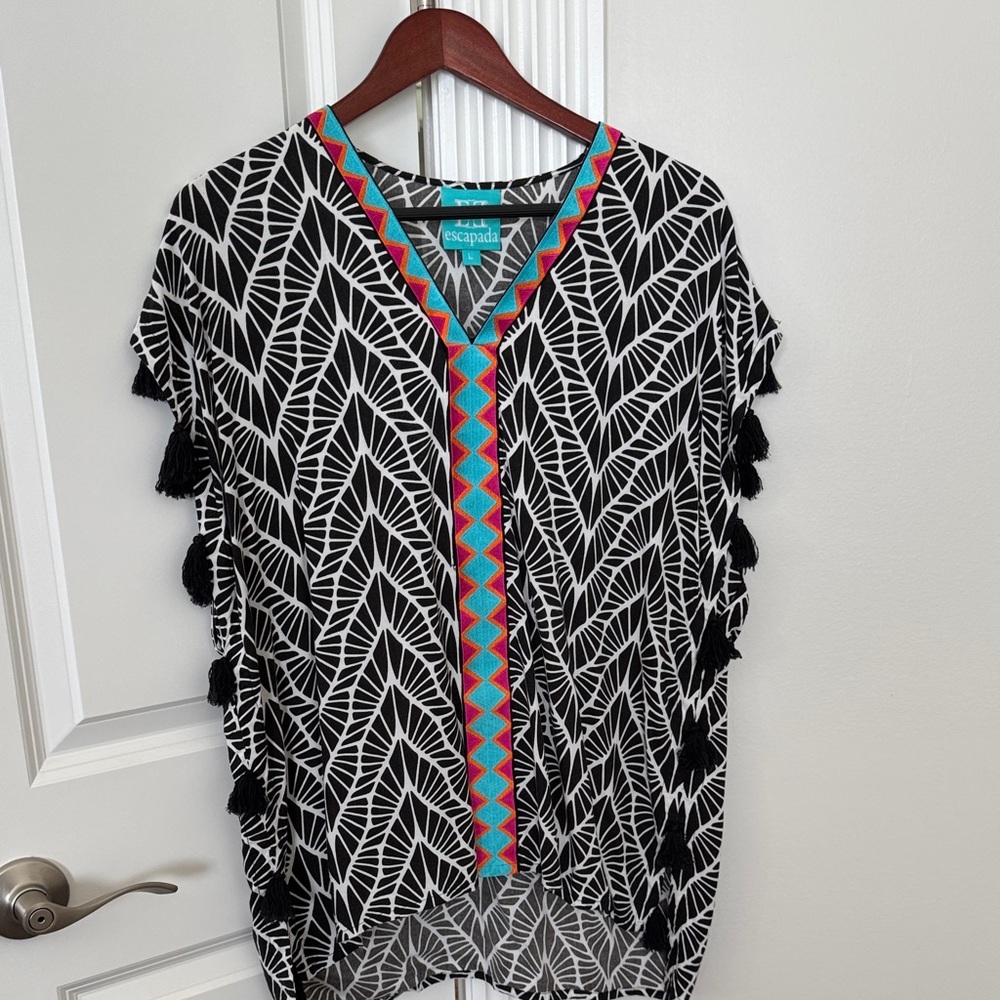Escapada Black and White Leaf Top with Turquoise and Red Trim